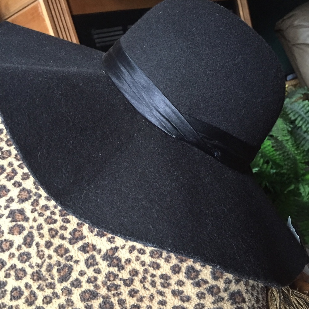NWT Black Floppy hat from BUCKLE